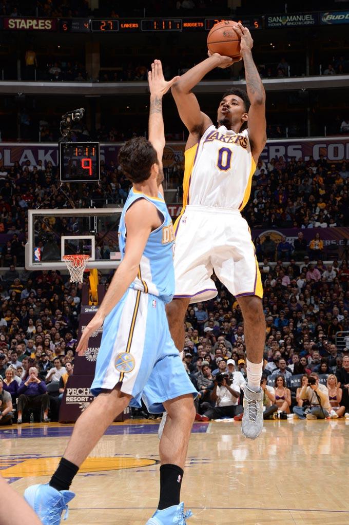 佩莱格里尼：塞维利亚落后时球迷往球场投掷杂物，这样不对（佩莱格里尼：塞维利亚落后时球迷向场内掷物，此举不可取）