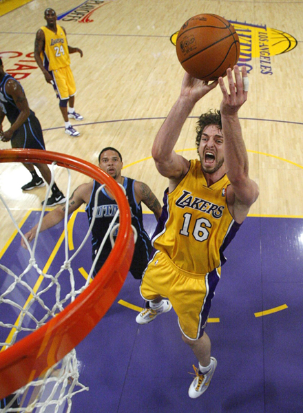 球员：我就轻轻一抬腿（球员解释：我不过是抬了下腿而已）