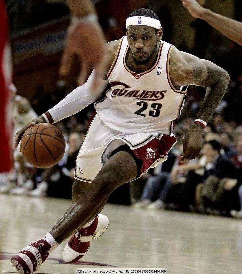 打疯了！布朗首节12中8狂轰19分，得分超全队一半（布朗首节12投8中轰下19分，一人包办球队过半得分）