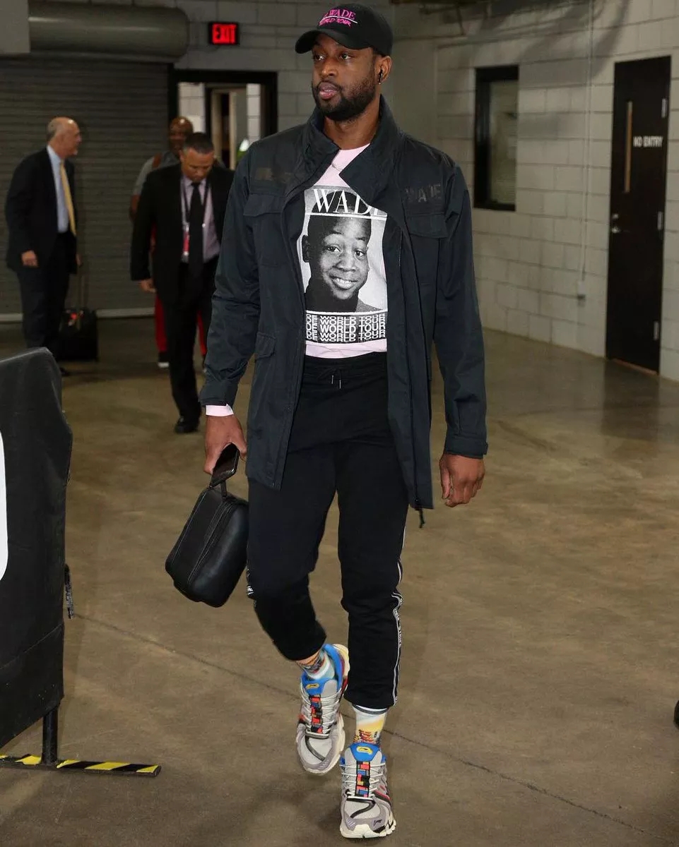 詹姆斯篮下强打稳定胜局（詹姆斯内线强攻锁定胜局）