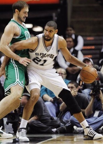 辽宁男篮大胜浙江王哲林状态火热（辽宁男篮狂胜浙江，王哲林火力全开）